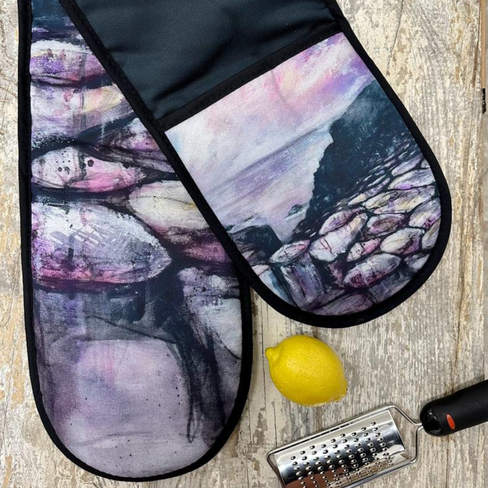 Pink Causeway Oven Glove featuring the Giants Causeway right view